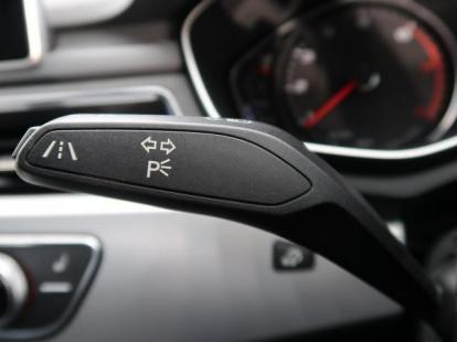 輸入車のウインカーレバーが左にある理由を教えます。